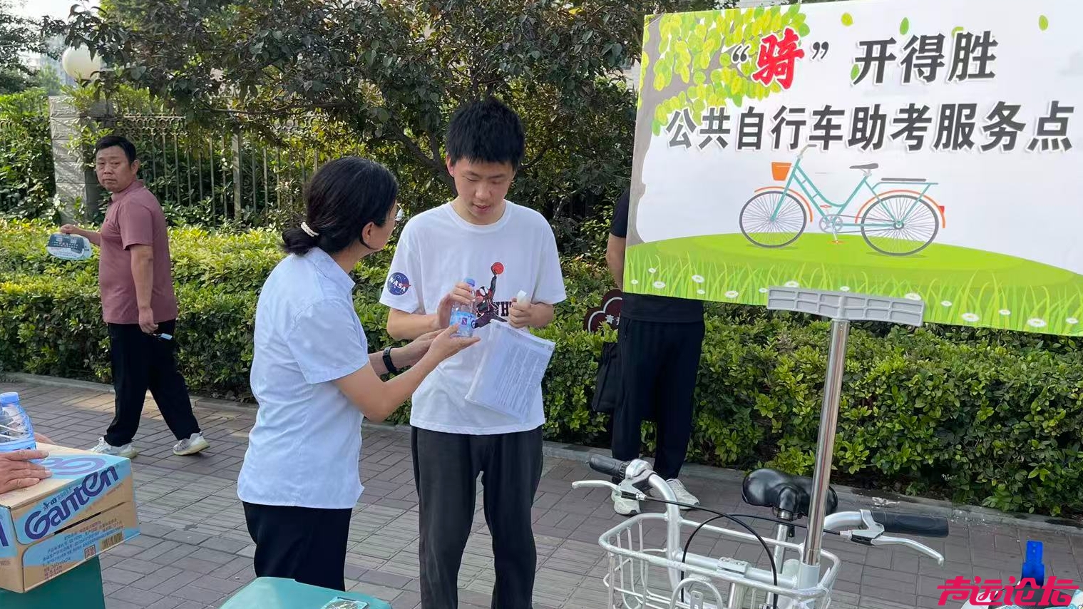 爱心助考 “骑”开得胜——济宁公共自行车管理服务中心开启“绿色通道”助力高考-1.jpg
