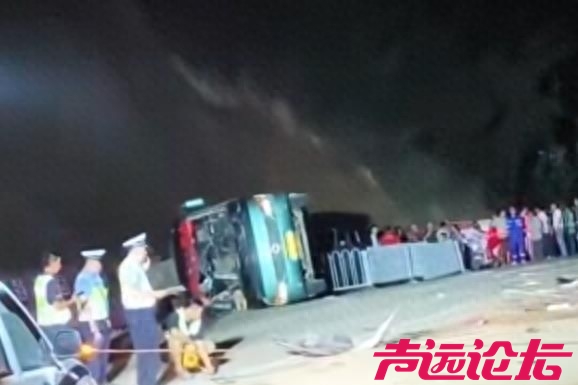 广西平南一大巴与小车相撞后侧翻，当地：大巴是高考生接送车，4名学生受伤-1.jpg