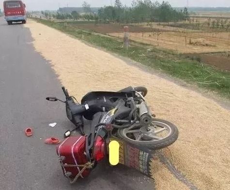 当场死亡！济宁在马路上晒麦子的都看看，多少麦子能赔起-7.jpg