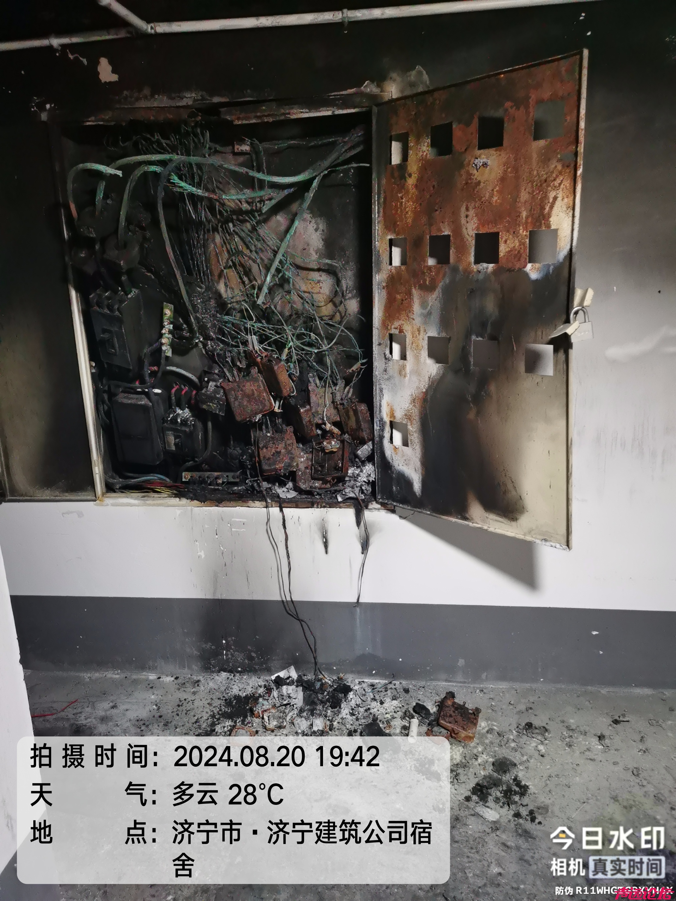 济宁城区一家属院老旧改造“偏科”，用电设施老旧成居民“心病”-2.jpg