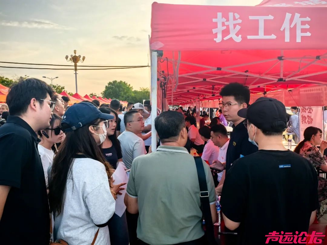 2025邹城市人才夜市招聘会 圆满成功-3.jpg