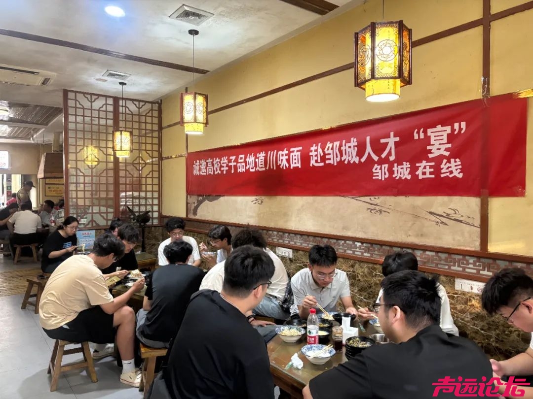 2025邹城市人才夜市招聘会 圆满成功-10.jpg