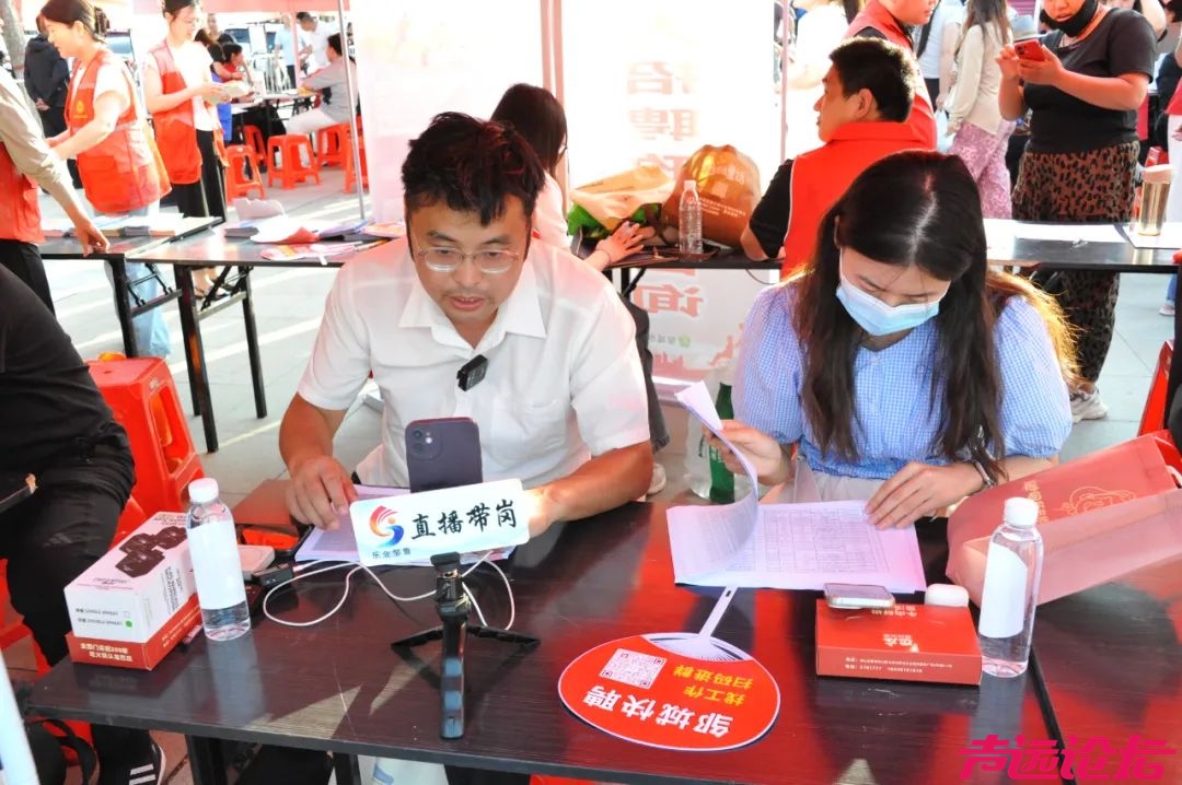 2025邹城市人才夜市招聘会 圆满成功-14.jpg