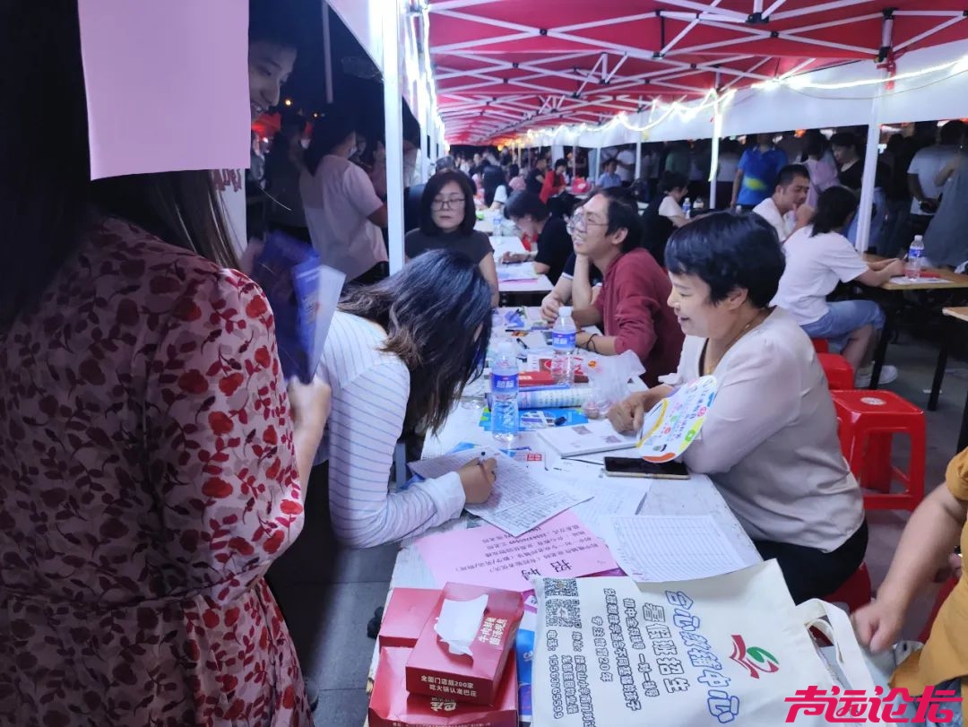 2025邹城市人才夜市招聘会 圆满成功-13.jpg