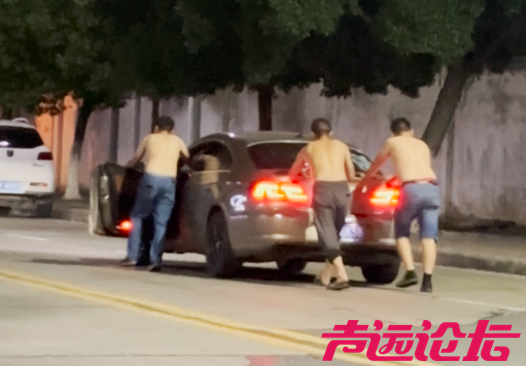 三男子酒后在马路上推行汽车数百米回家，交警：不属于酒驾，但占用道路也违法-2.png