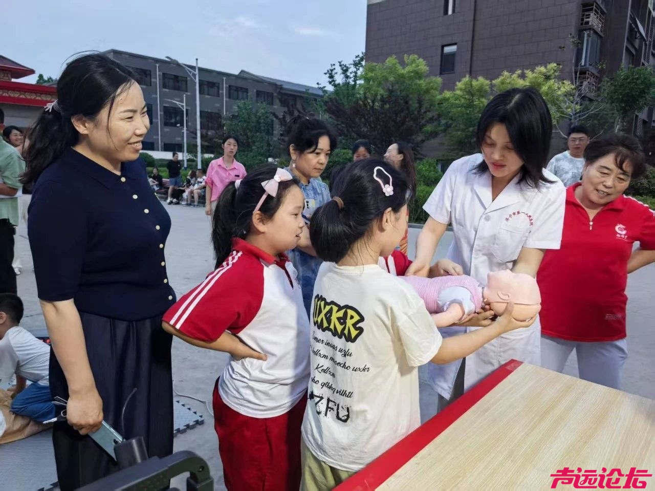 急救点亮夜市，“救”在你我身边——济宁市第一人民医院开展急救普及公益活动-2.jpg