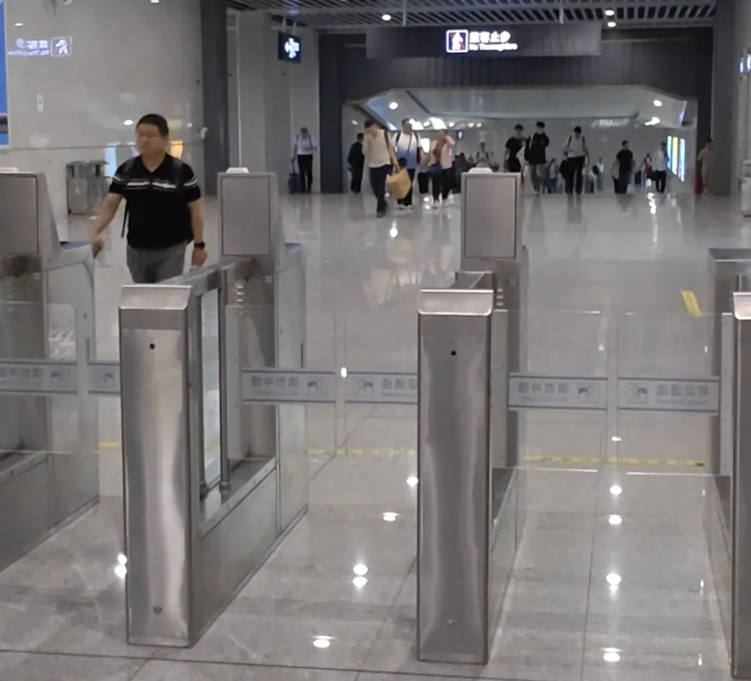 济宁东站没什么人流量？你看这人，可是不少，谁说人少啊？-2.jpg