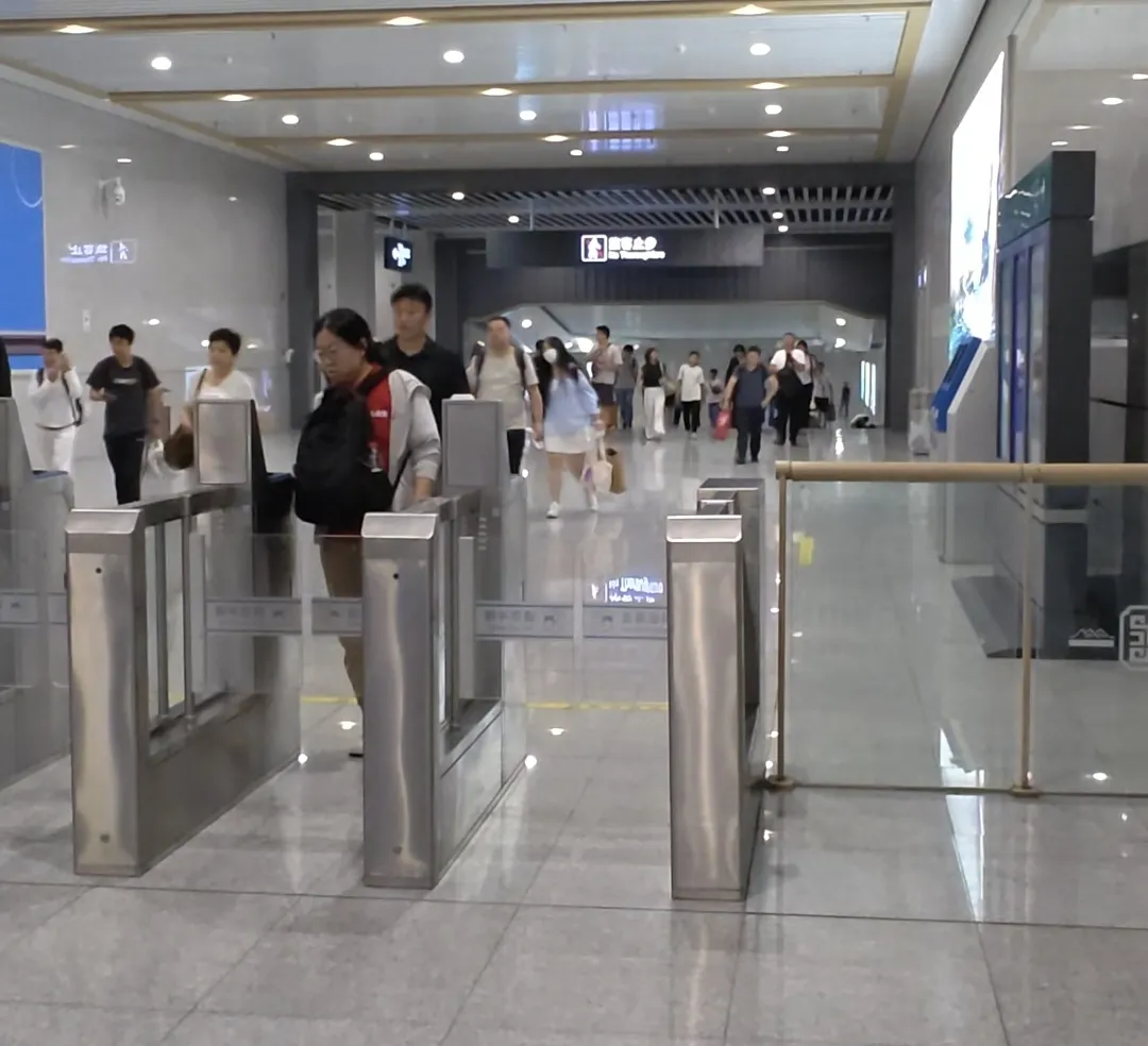 济宁东站没什么人流量？你看这人，可是不少，谁说人少啊？-3.jpg