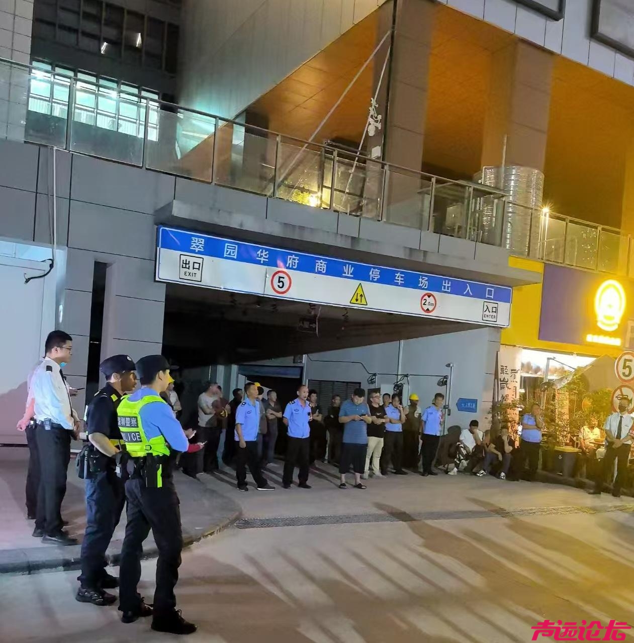 深圳小区多名保安持械打伤业主 事发时有警察现场维序-3.jpg