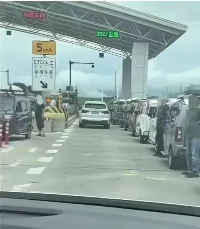 几十辆“老头乐”排队上高速？官方回应-1.jpg
