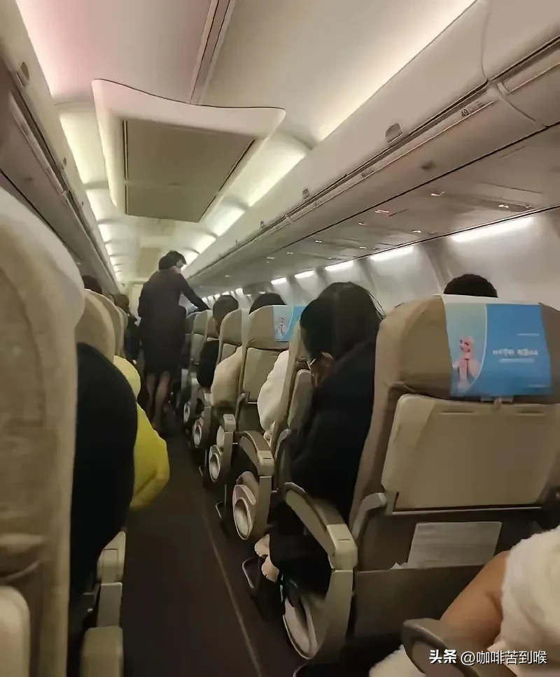 南航飞机上的后排那家人现在该后悔了！事发后，姑娘拒绝和解，这下好看了~-1.jpg