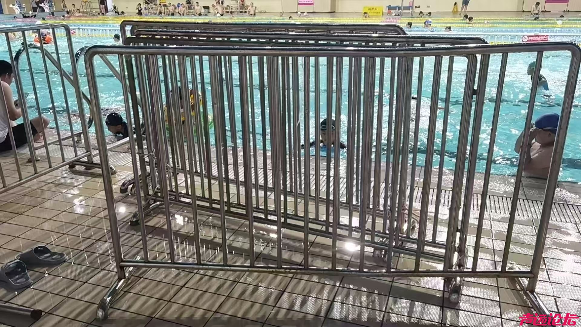 济宁一游泳馆水下围栏划伤游客，退费被要求提供户口本等隐私信息-1.jpg