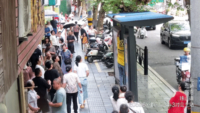 那个爬上公交站台棚顶的外卖员-1.jpg