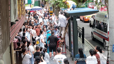 那个爬上公交站台棚顶的外卖员-2.jpg