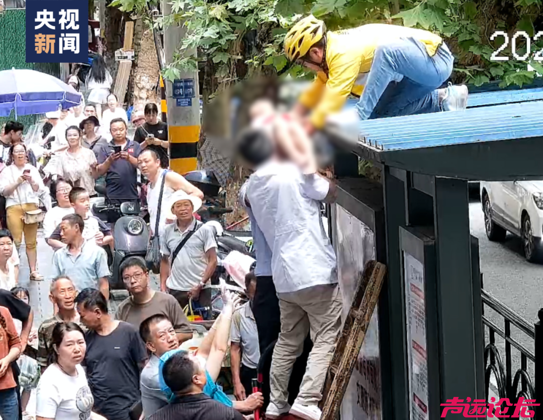 那个爬上公交站台棚顶的外卖员-4.jpg