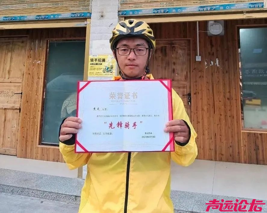 那个爬上公交站台棚顶的外卖员-5.jpg