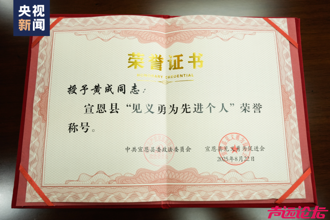 那个爬上公交站台棚顶的外卖员-6.jpg