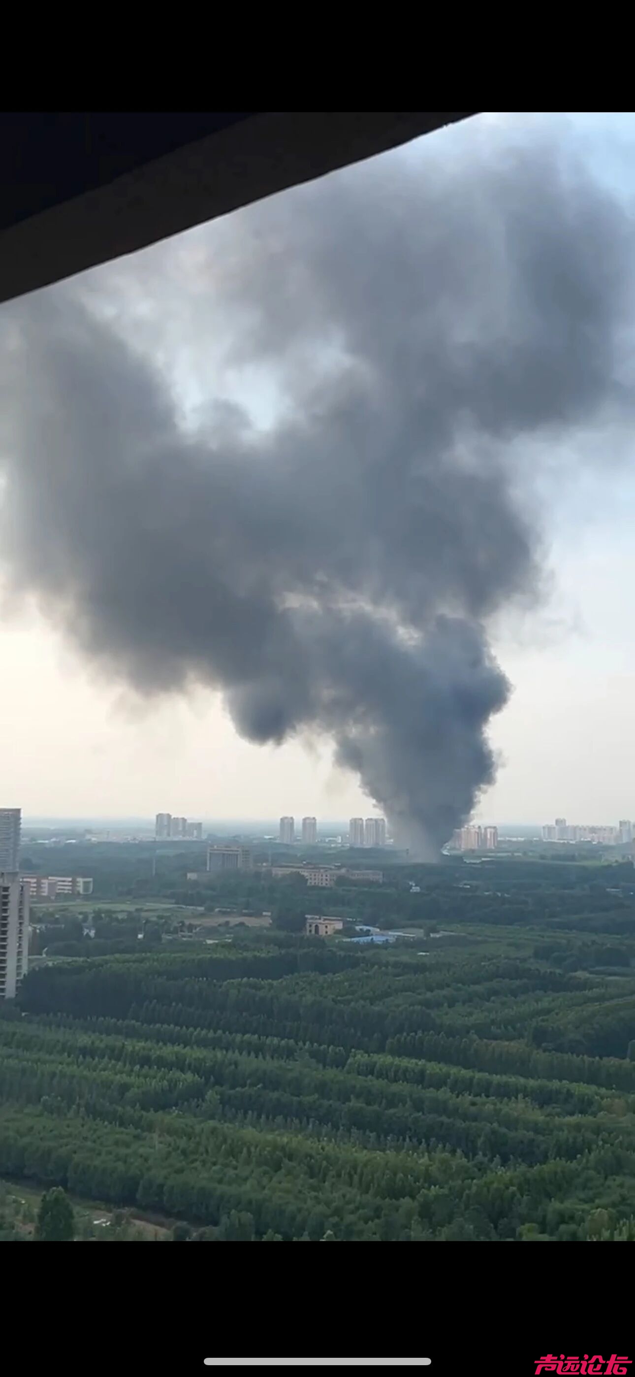 济宁一仓库着火，火势及时控制，无人员伤亡-1.jpg