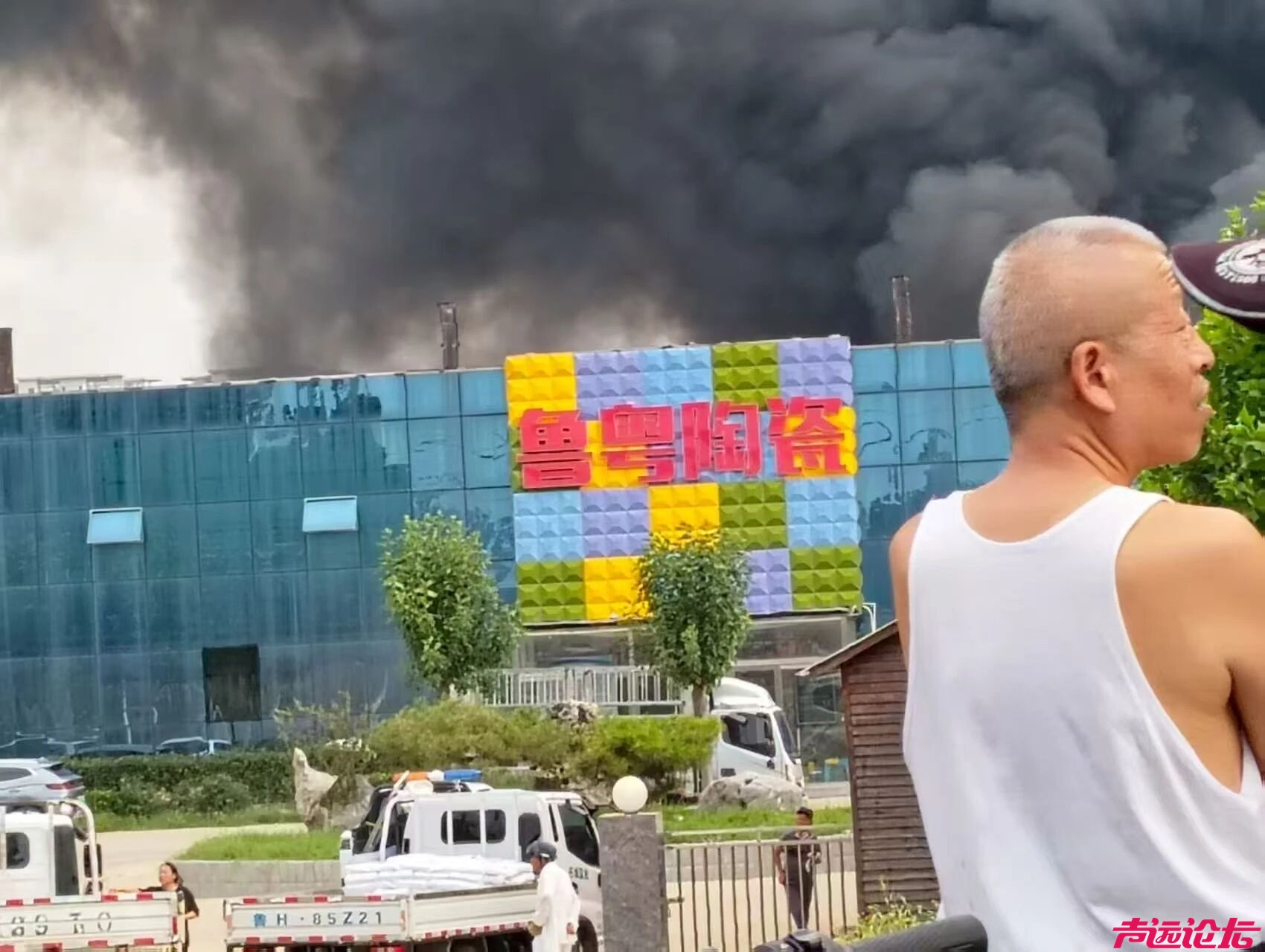 济宁一仓库着火，火势及时控制，无人员伤亡-3.jpg