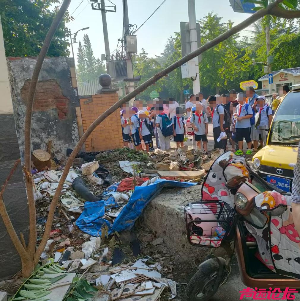 垃圾围堵校园通道存隐患！济宁任城一小学周边环境治理迫在眉睫-2.jpg