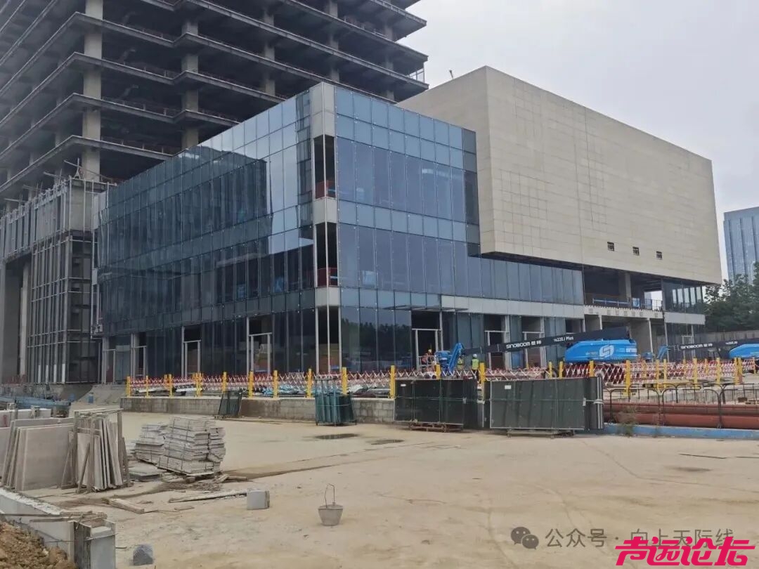 185米！济宁金融中心A2地块 完成单元幕墙首吊！-5.jpg