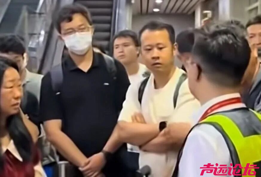 航班因天气原因备降，有乘客着急回北京做手术向工作人员下跪求解决，海航回应-1.jpeg
