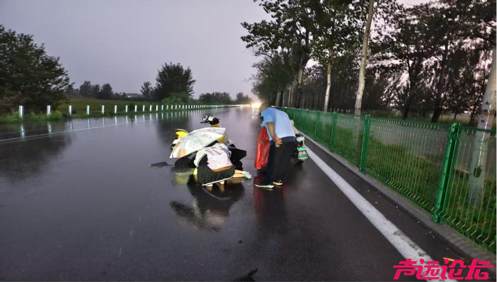 暴雨晚高峰！济宁一名学生昏迷在路边····-2.jpg