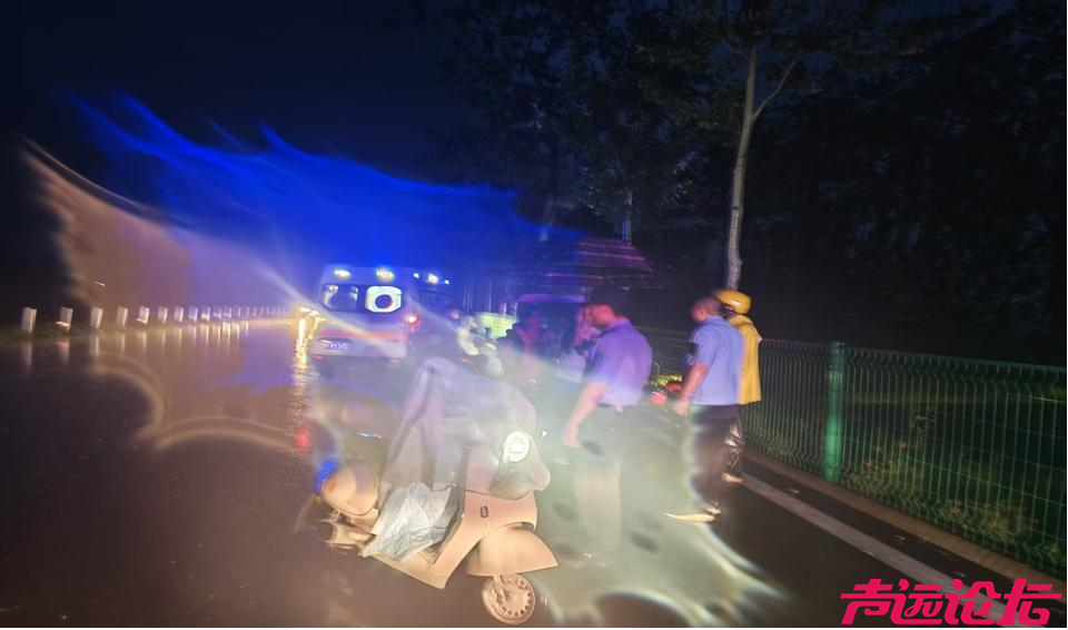 暴雨晚高峰！济宁一名学生昏迷在路边····-3.jpg