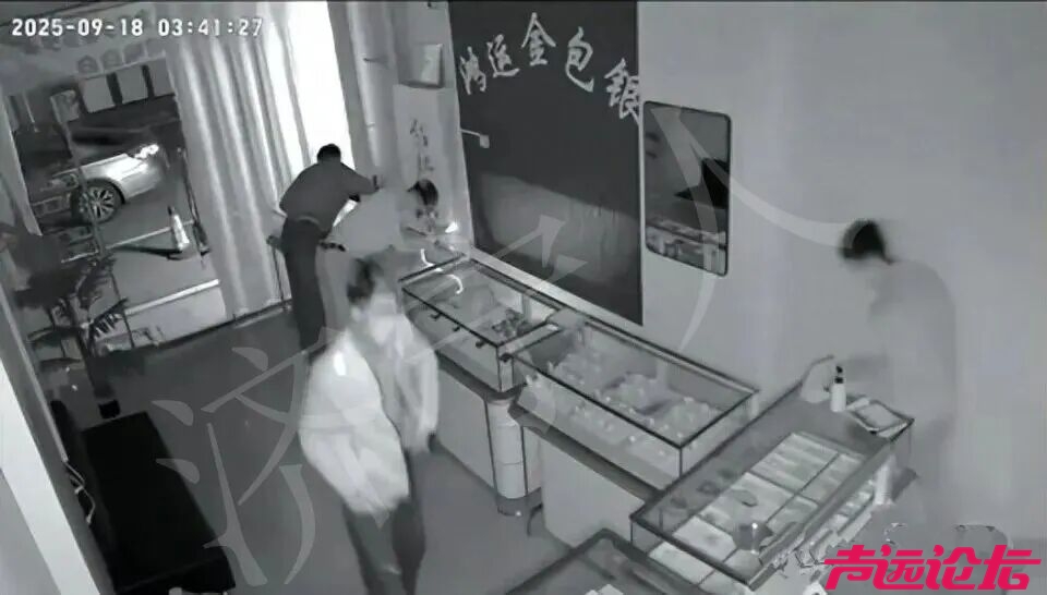 山东一金店凌晨遭洗劫-1.jpg