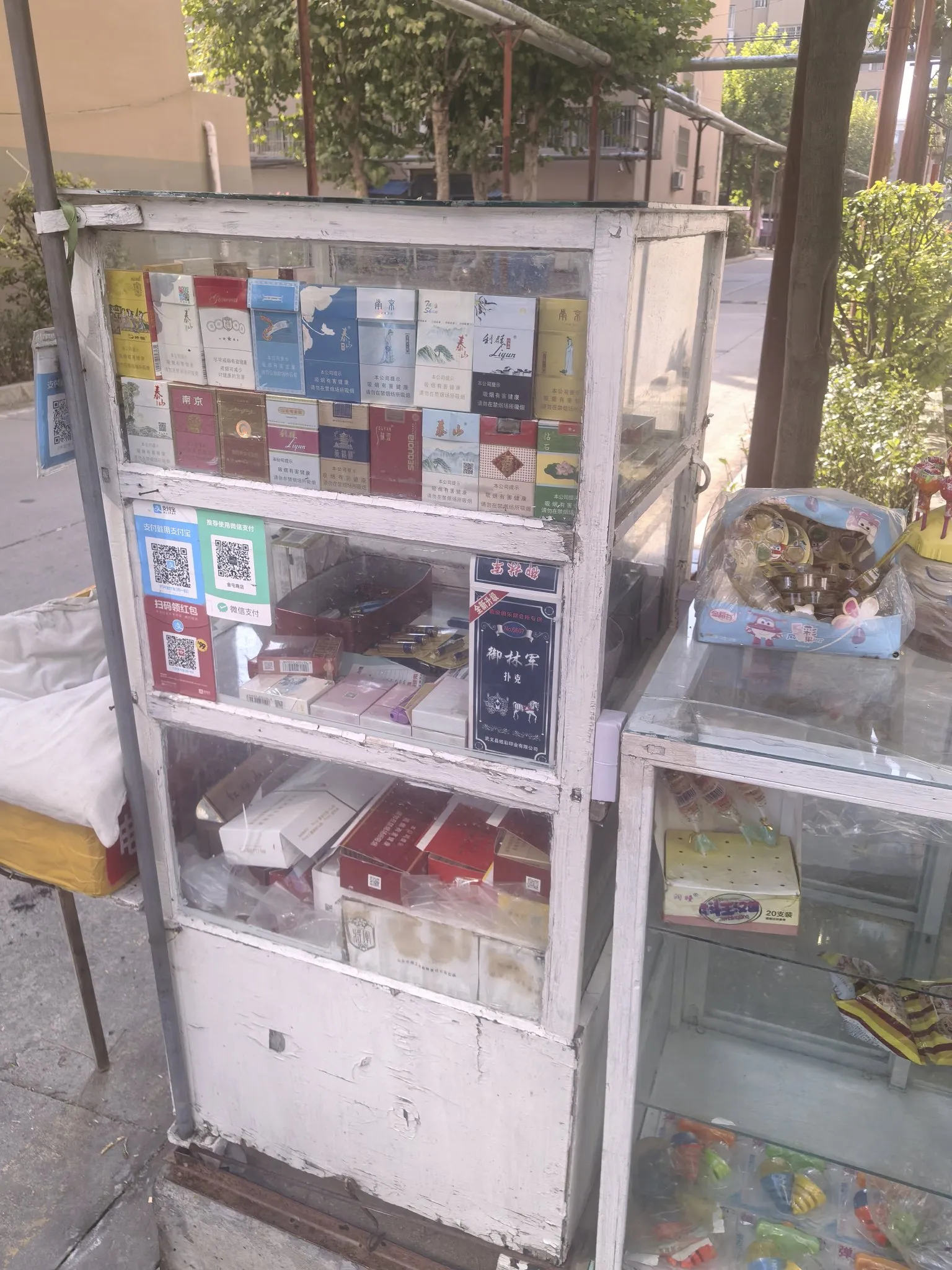 无人小烟摊！自己拿吧！这就是信任的作用~-1.jpg