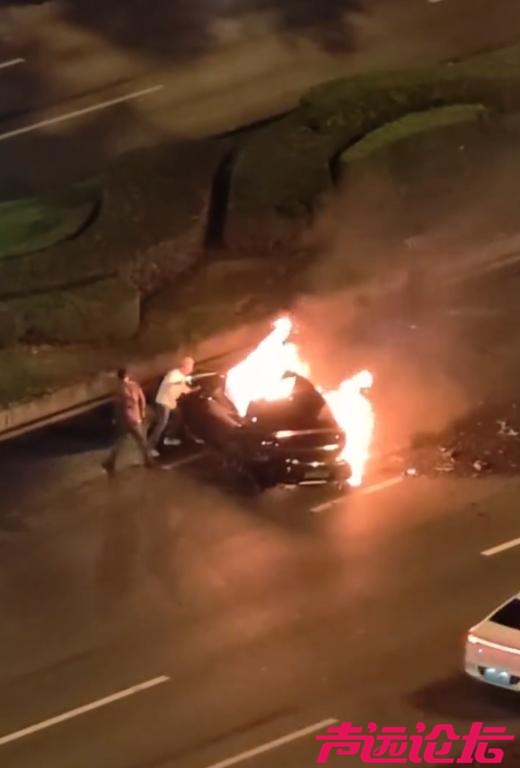 成都一辆小车起火，多名路人尝试救援打不开车门，目击者：消防灭火后用电锯切开门-1.jpg