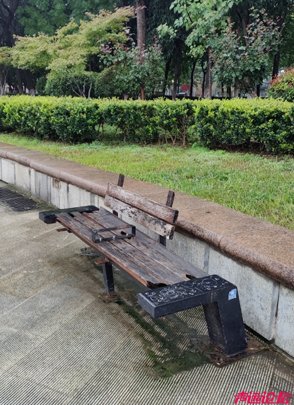 济宁城区仙营绿地座椅“带病上岗” 市民呼吁：别让便利变危险-1.jpg