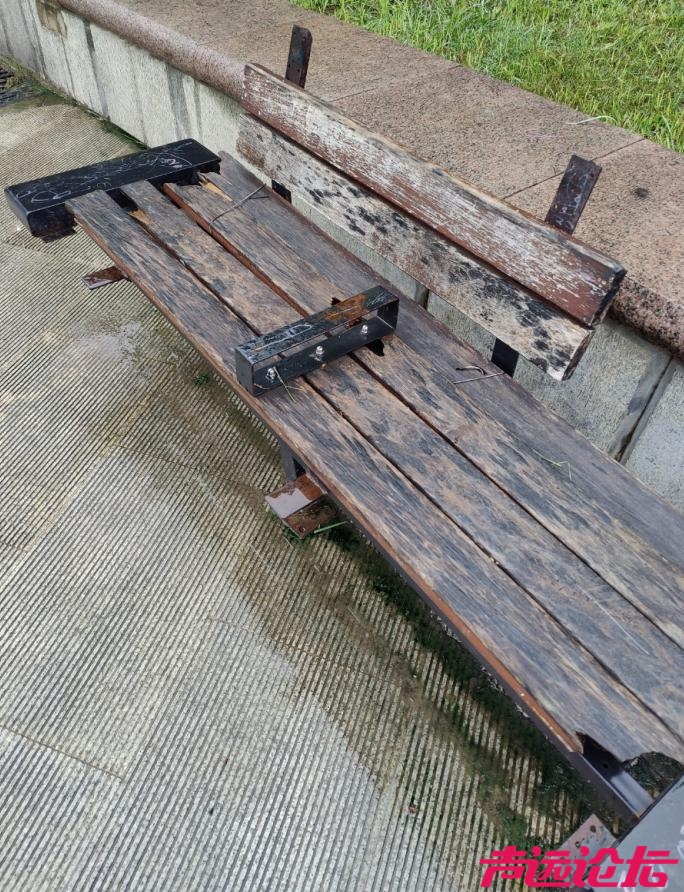 济宁城区仙营绿地座椅“带病上岗” 市民呼吁：别让便利变危险-2.jpg