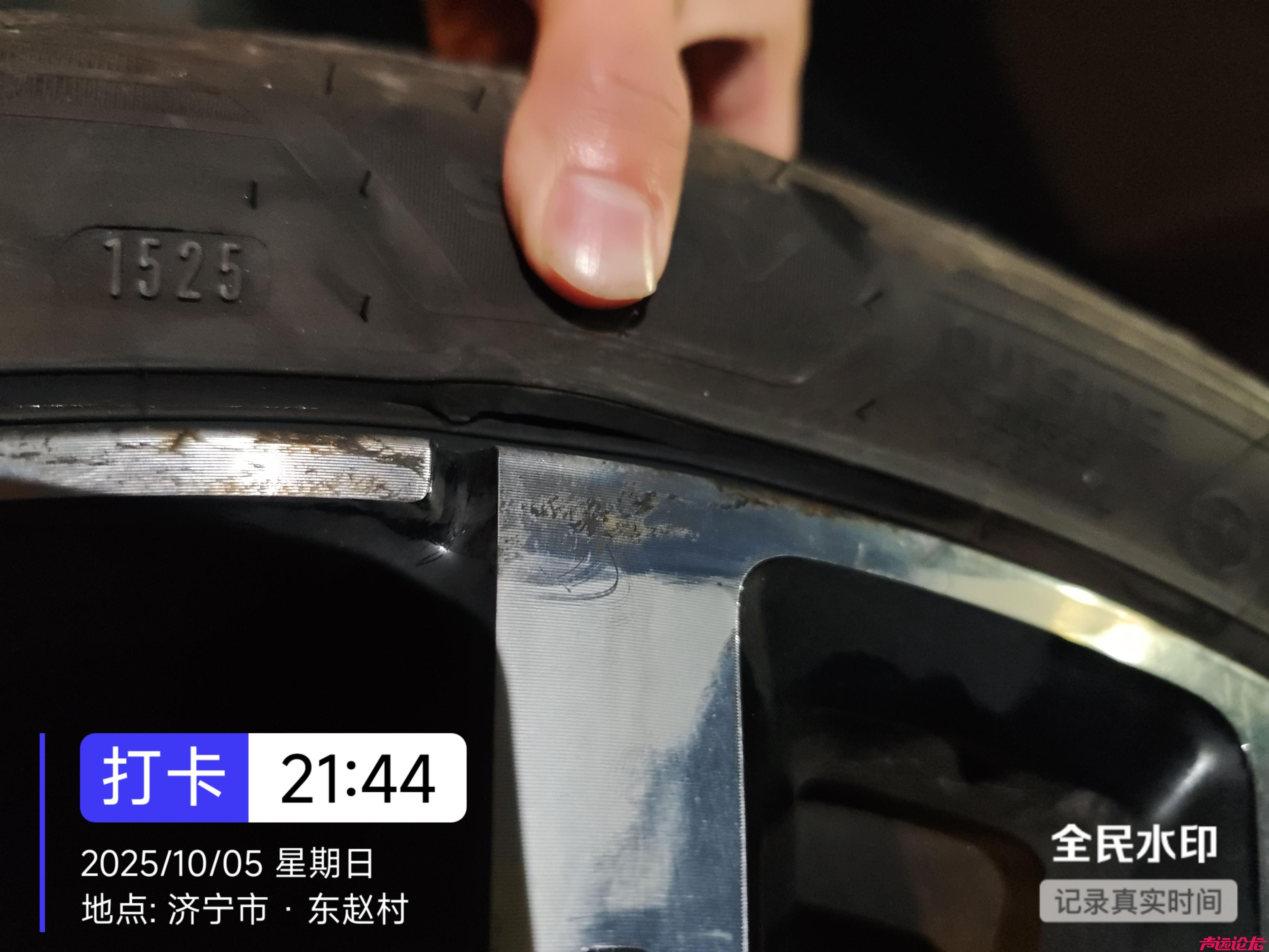 济宁太白湖新区一道路"坑"车又"坑"人，多车连续爆胎背后谁担责？-2.jpg