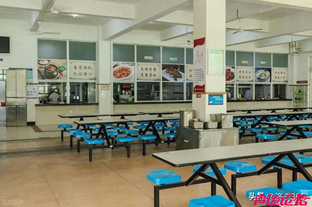 金乡县金山实验学校：小学生食堂就餐问题引家长担忧-1.jpg