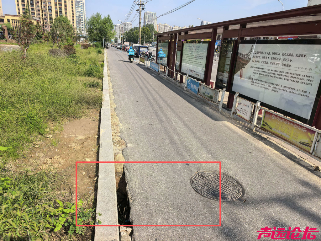 建设路苗营段西侧，站牌后人行道部位下面有空洞，存在安全隐患，请尽快组织修复-1.png