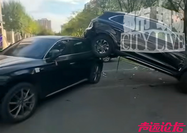 济宁街头上演惊险一幕，一中年男子油门当刹车，倒车时撞飞奥迪-1.jpg