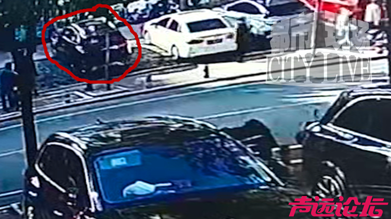 济宁街头上演惊险一幕，一中年男子油门当刹车，倒车时撞飞奥迪-2.jpg