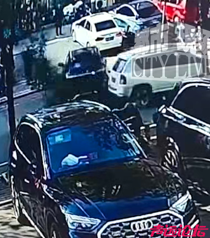 济宁街头上演惊险一幕，一中年男子油门当刹车，倒车时撞飞奥迪-4.jpg