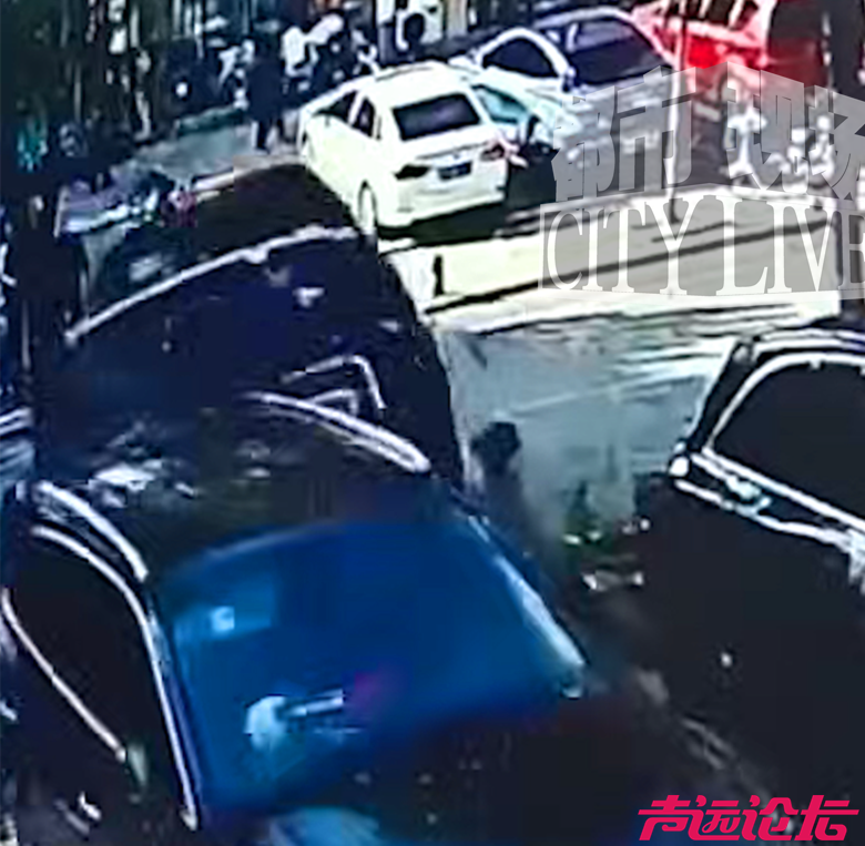 济宁街头上演惊险一幕，一中年男子油门当刹车，倒车时撞飞奥迪-6.jpg