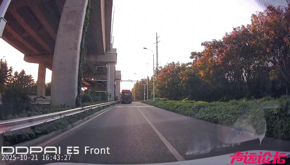 逆行大车“头对头”对冲！网友问政济宁崇文大道交通隐患何时解？-1.jpg