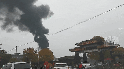 11月8日下午，有网友发布视频称，山东曲阜师范大学附属中学内发生火情-1.jpg