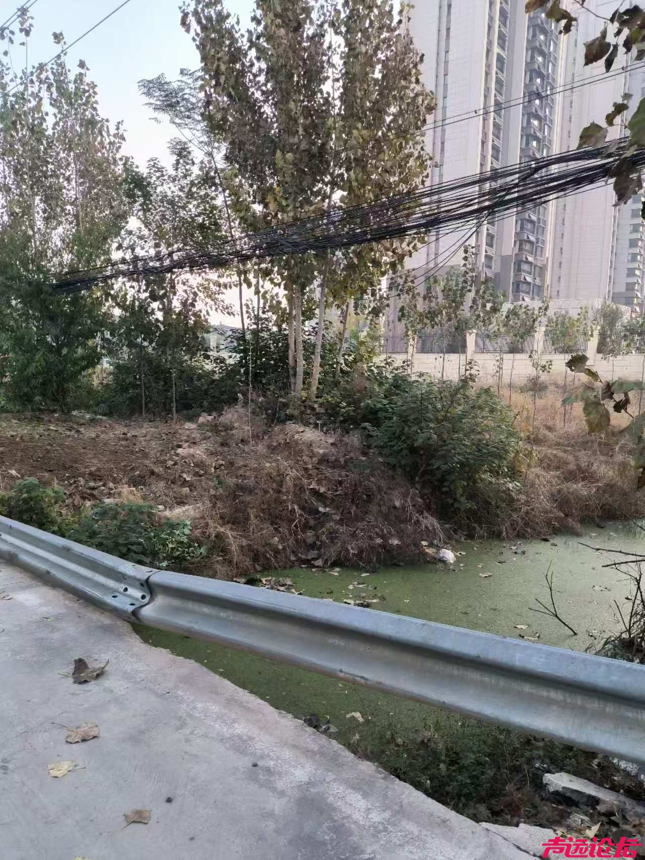 安澜路与济宁大道交叉口向北约 150 米处，护栏已损坏许久未得到修复！-1.jpg