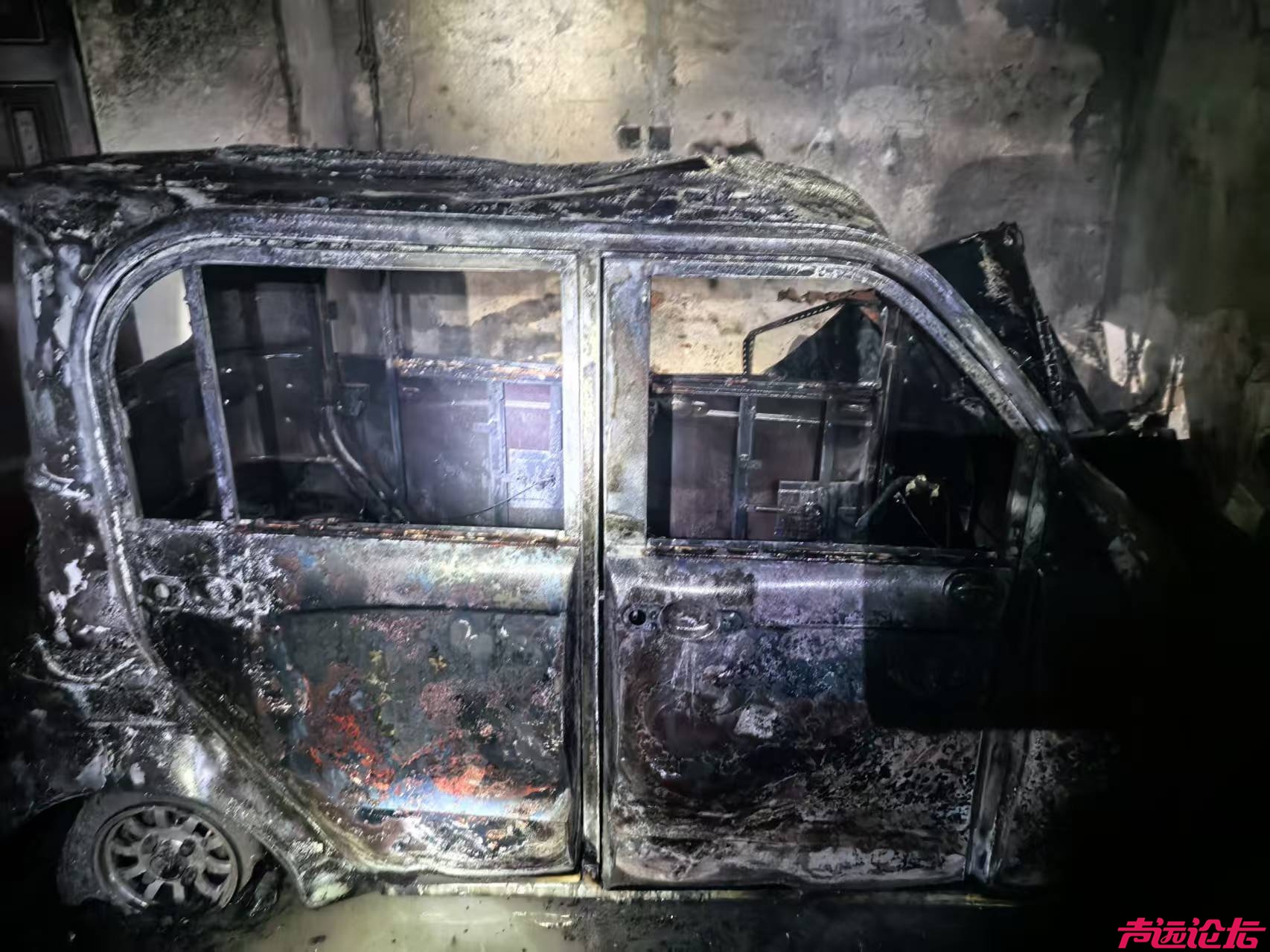 赛鸽电动三轮车充电起火引纠纷 责任认定待第三方检测-1.png