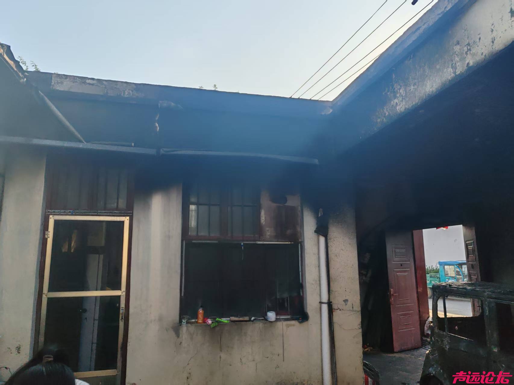 赛鸽电动三轮车充电起火引纠纷 责任认定待第三方检测-2.png