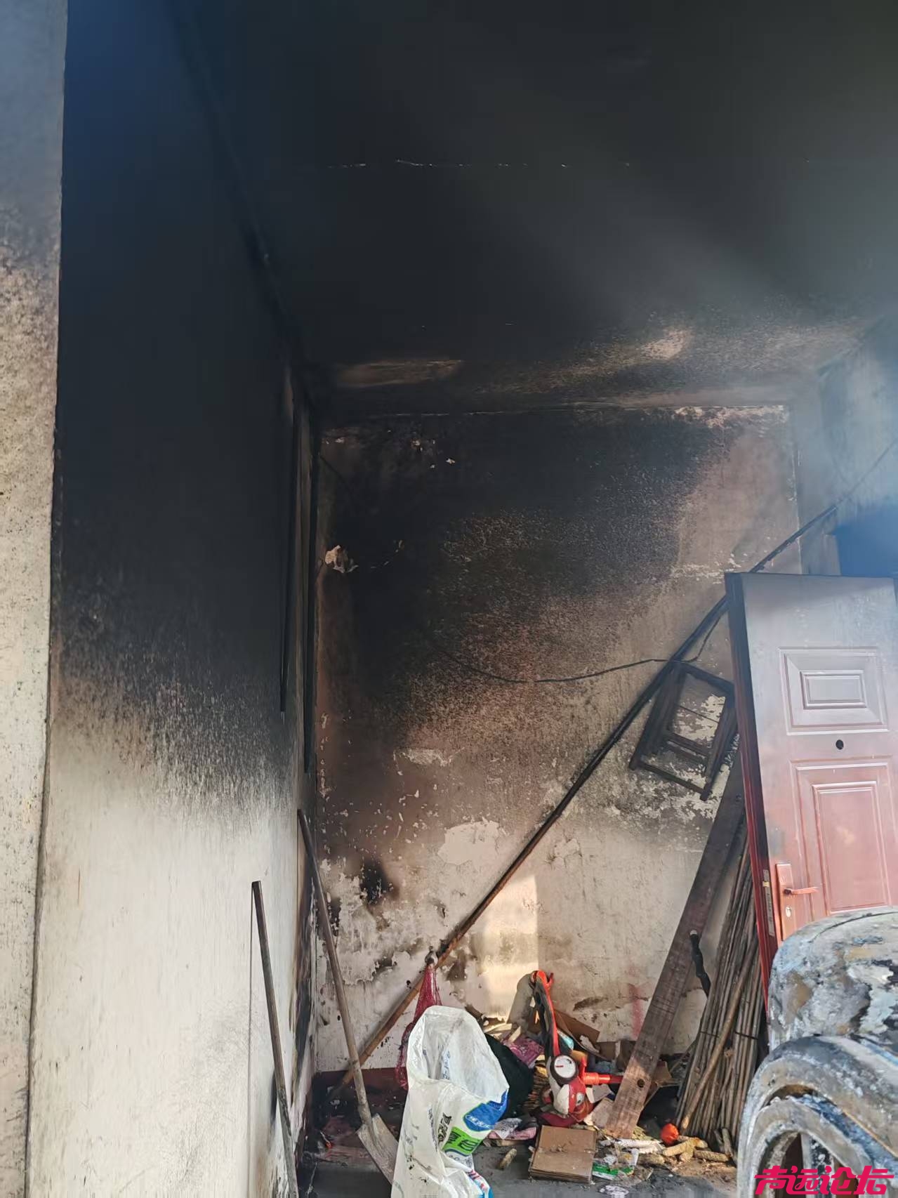 赛鸽电动三轮车充电起火引纠纷 责任认定待第三方检测-3.png