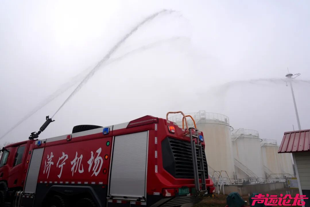 济宁大安机场开展中航油油罐火灾应急演练-1.jpg
