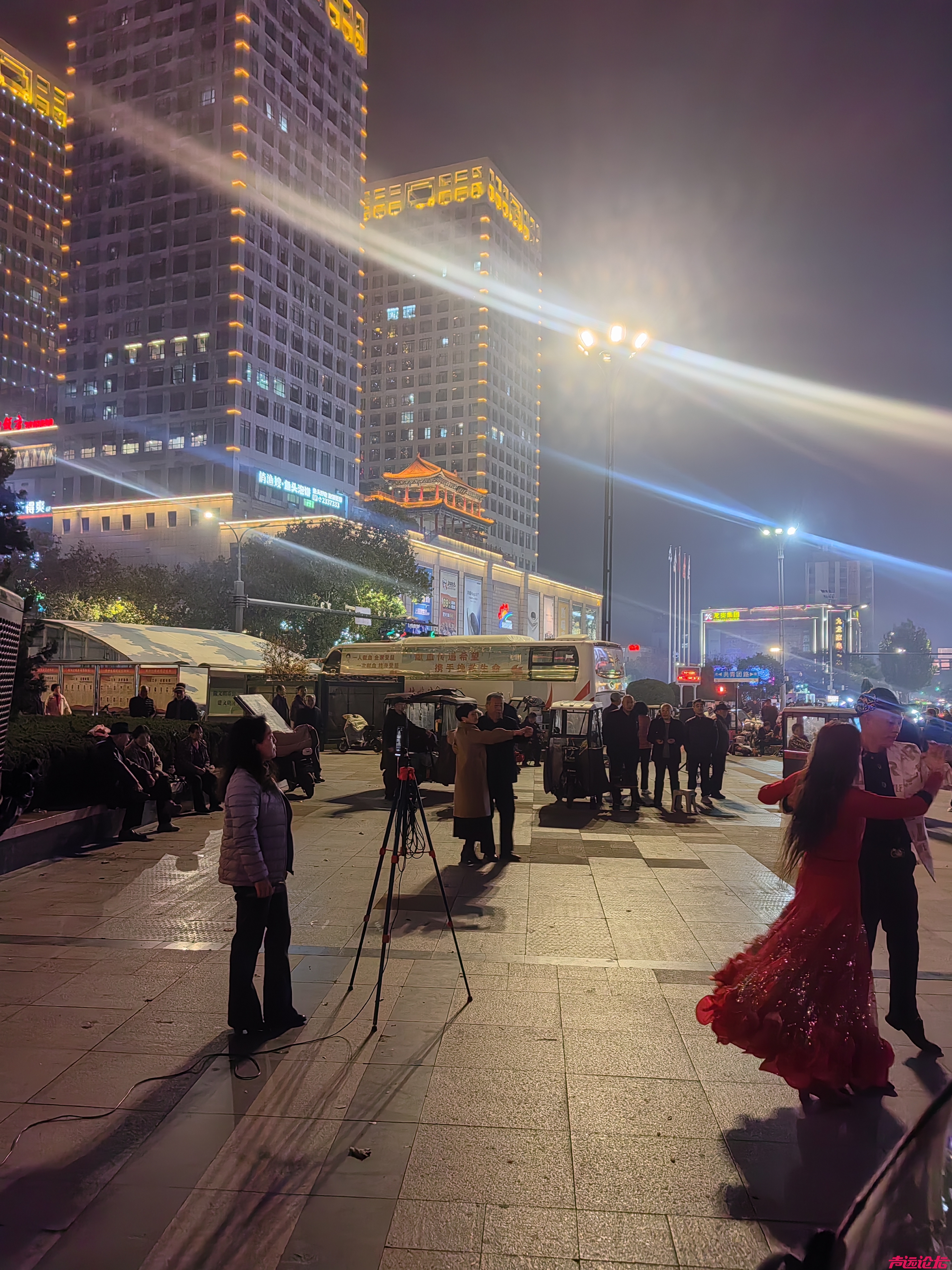 莺莺燕燕，半老徐娘。大济宁的CBD快成老人窝了！一群老头老太太尬舞！-1.jpg