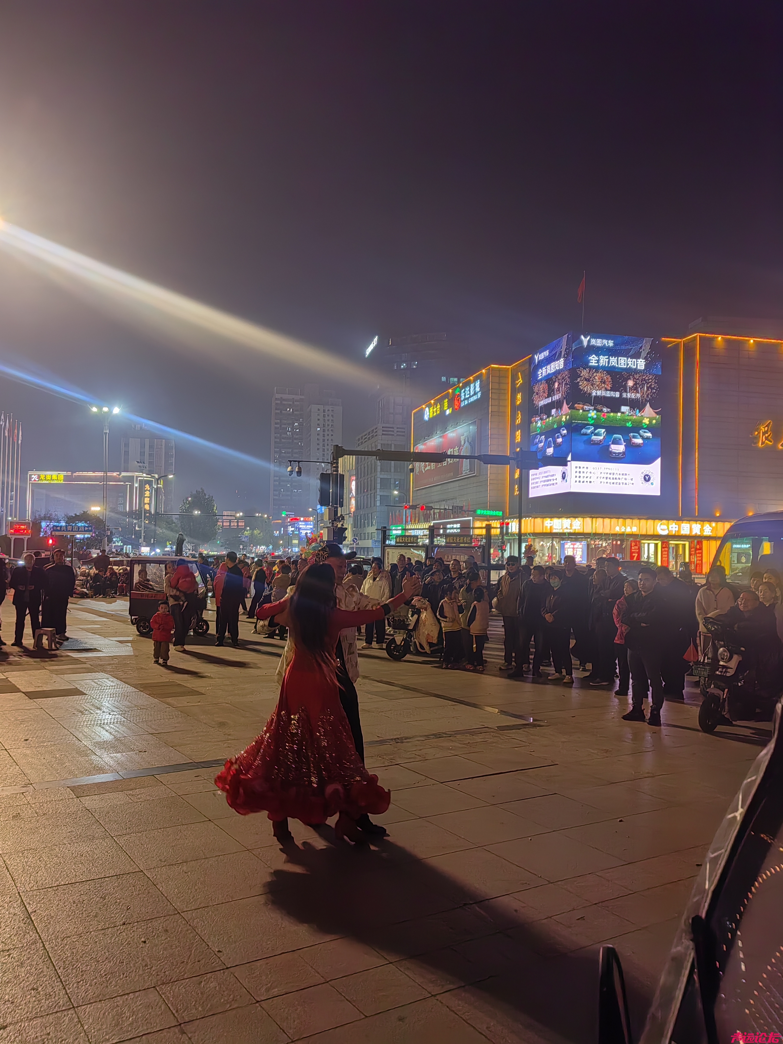 莺莺燕燕，半老徐娘。大济宁的CBD快成老人窝了！一群老头老太太尬舞！-2.jpg