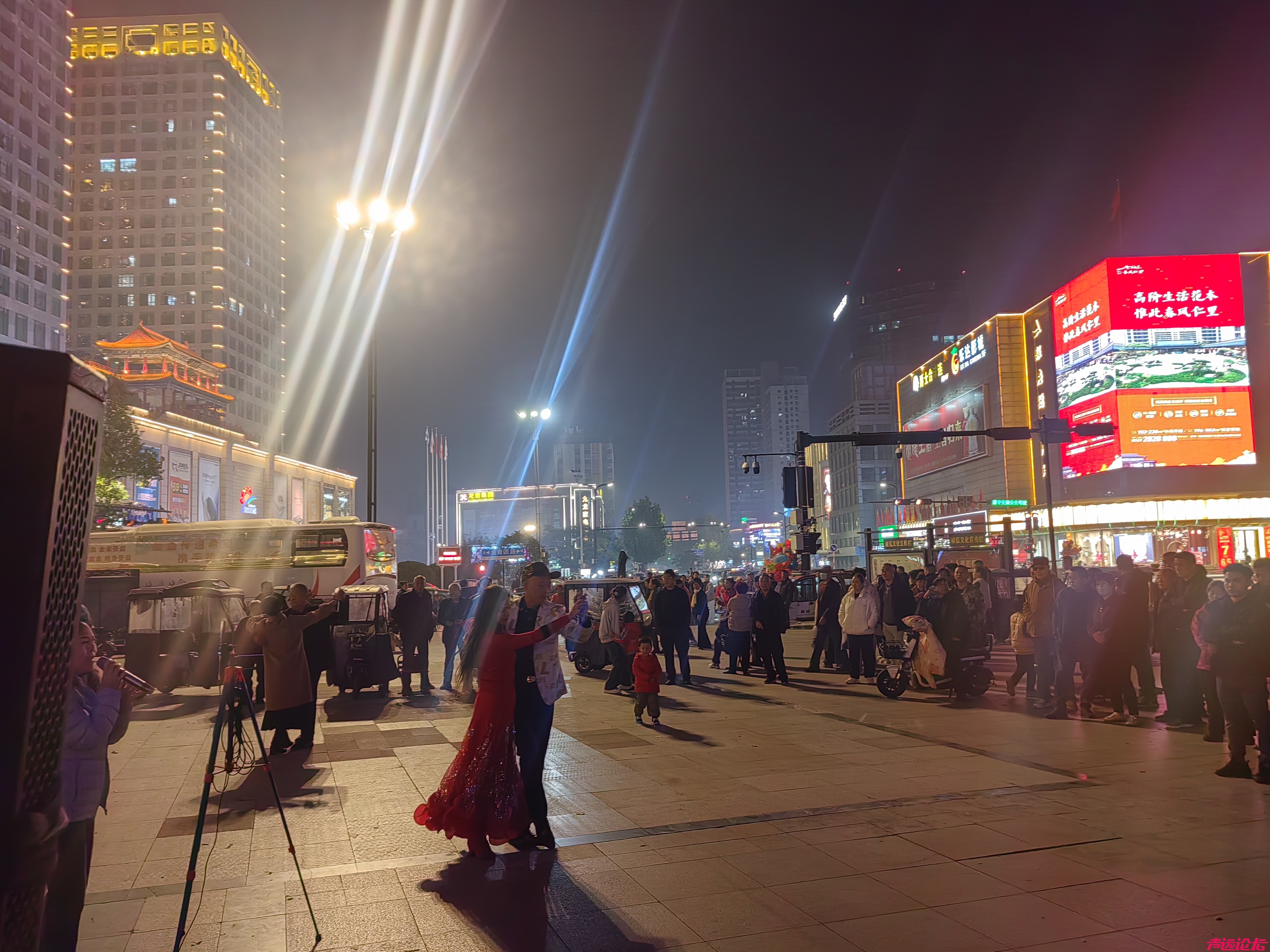 莺莺燕燕，半老徐娘。大济宁的CBD快成老人窝了！一群老头老太太尬舞！-3.jpg